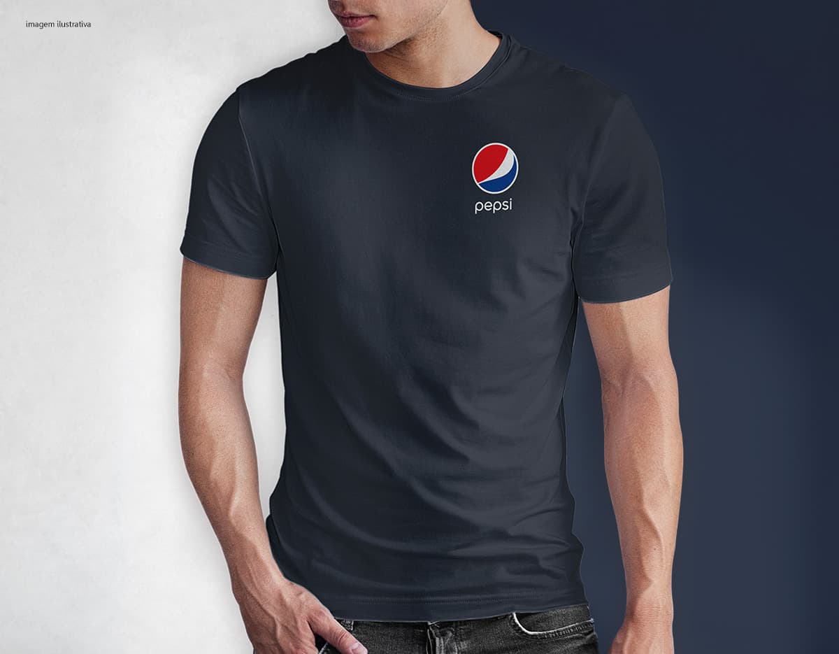Homem jovem e atraente sorrindo, posando em um estúdio com uma camiseta preta de algodão tradicional de 165g/m². Ele está vestindo jeans, tem cabelo escuro e expressão feliz. O modelo está em pé, com um sorriso confiante, e possui uma aparência moderna e masculina.