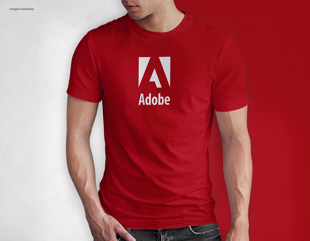 Homem jovem e atraente sorrindo, posando em um estúdio com uma camiseta preta de algodão tradicional de 165g/m². Ele está vestindo jeans, tem cabelo escuro e expressão feliz. O modelo está em pé, com um sorriso confiante, e possui uma aparência moderna e masculina.