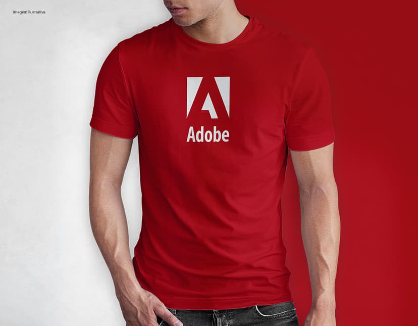 Homem jovem e atraente sorrindo, posando em um estúdio com uma camiseta preta de algodão tradicional de 165g/m². Ele está vestindo jeans, tem cabelo escuro e expressão feliz. O modelo está em pé, com um sorriso confiante, e possui uma aparência moderna e masculina.