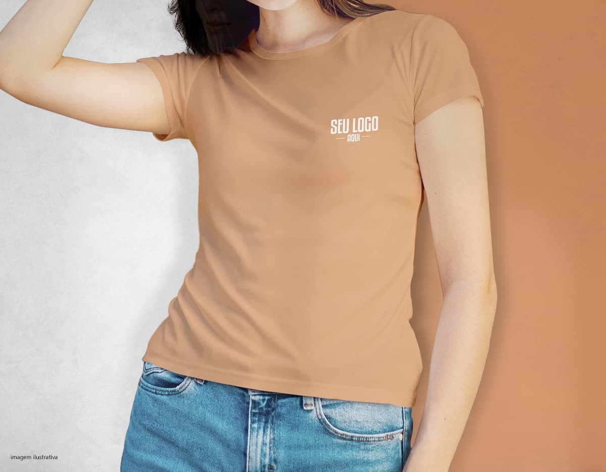 Camiseta feminina de corte cinturado em cor azul, usada por uma modelo sorridente e atraente. Ela está posando de forma casual e elegante, com cabelo escuro e jeans. A roupa é moderna e estilosa, perfeita para mulheres jovens e modernas.