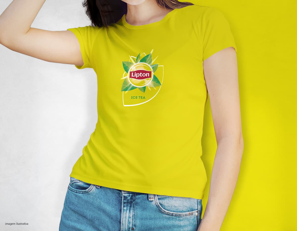 Camiseta feminina de corte cinturado em cor azul, usada por uma modelo sorridente e atraente. Ela está posando de forma casual e elegante, com cabelo escuro e jeans. A roupa é moderna e estilosa, perfeita para mulheres jovens e modernas.