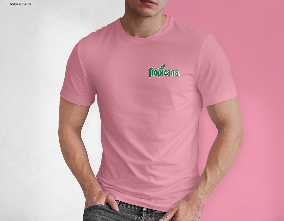 Homem jovem e atraente posando de maneira casual com uma camiseta de algodão tradicional. Ele está sorrindo e tem um sorriso feliz e confiante. O modelo está vestindo jeans e tem um visual moderno e descontraído.