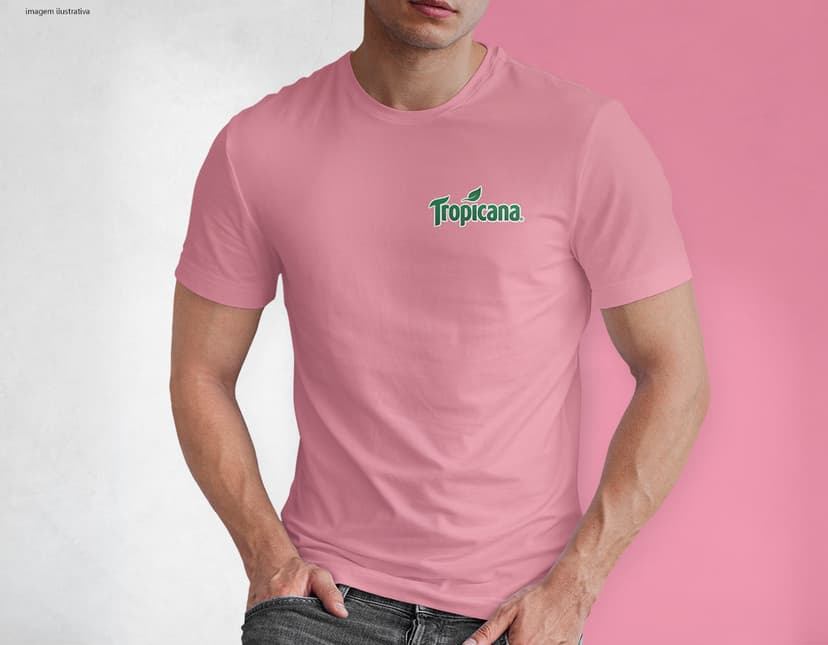 Homem jovem e atraente posando de maneira casual com uma camiseta de algodão tradicional. Ele está sorrindo e tem um sorriso feliz e confiante. O modelo está vestindo jeans e tem um visual moderno e descontraído.