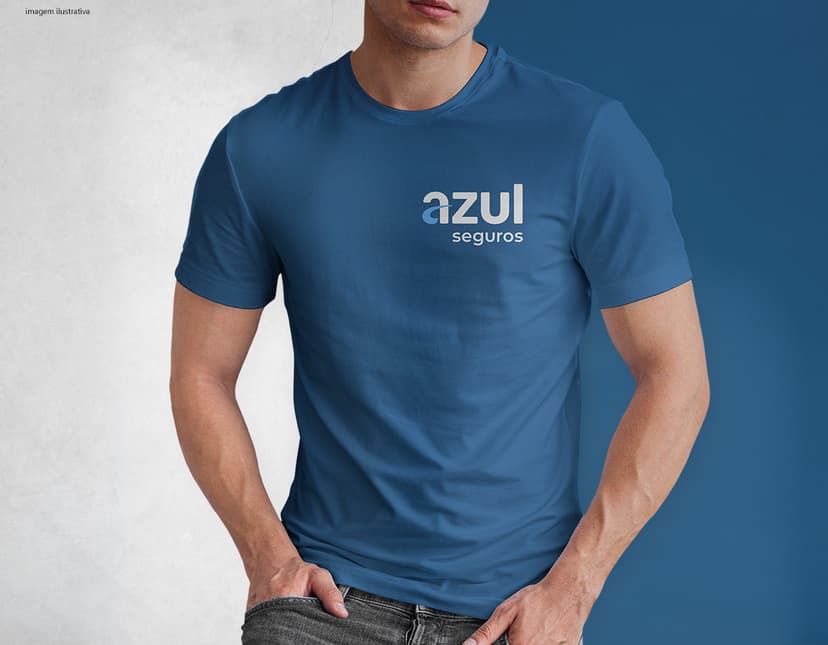 Homem jovem e atraente posando de maneira casual com uma camiseta de algodão tradicional. Ele está sorrindo e tem um sorriso feliz e confiante. O modelo está vestindo jeans e tem um visual moderno e descontraído.