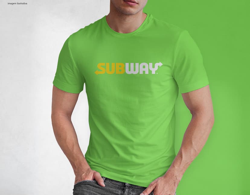 Homem jovem e atraente posando de maneira casual com uma camiseta de algodão tradicional. Ele está sorrindo e tem um sorriso feliz e confiante. O modelo está vestindo jeans e tem um visual moderno e descontraído.