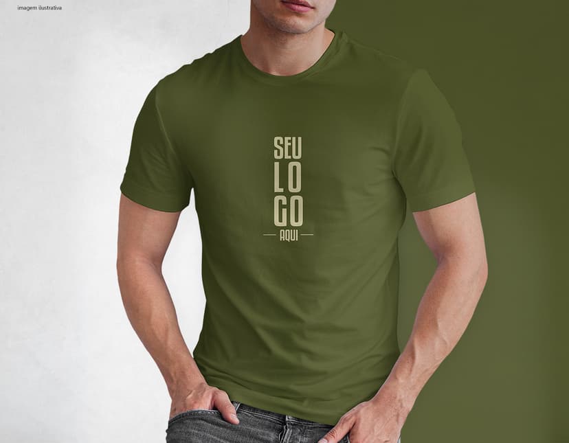 Homem jovem e atraente posando de maneira casual com uma camiseta de algodão tradicional. Ele está sorrindo e tem um sorriso feliz e confiante. O modelo está vestindo jeans e tem um visual moderno e descontraído.