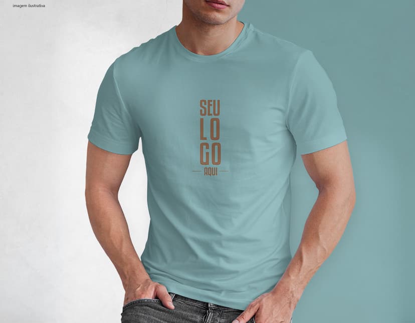 Homem jovem e atraente posando de maneira casual com uma camiseta de algodão tradicional. Ele está sorrindo e tem um sorriso feliz e confiante. O modelo está vestindo jeans e tem um visual moderno e descontraído.
