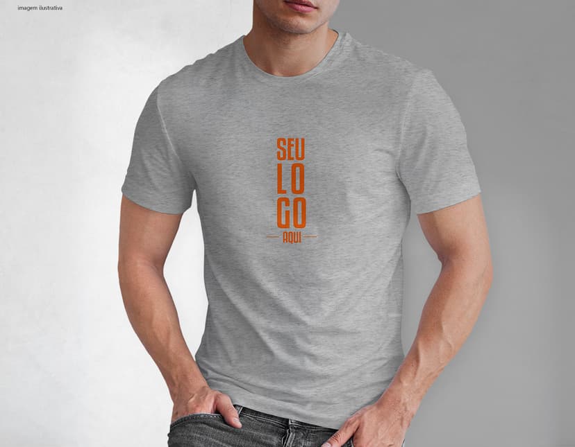 Homem jovem e atraente posando de maneira casual com uma camiseta de algodão tradicional. Ele está sorrindo e tem um sorriso feliz e confiante. O modelo está vestindo jeans e tem um visual moderno e descontraído.