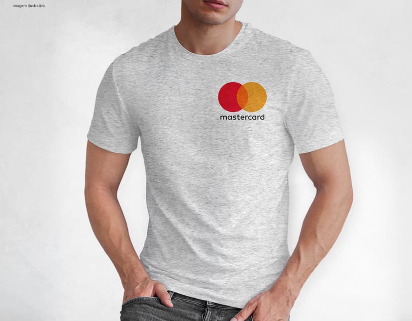 Homem jovem e atraente posando de maneira casual com uma camiseta de algodão tradicional. Ele está sorrindo e tem um sorriso feliz e confiante. O modelo está vestindo jeans e tem um visual moderno e descontraído.