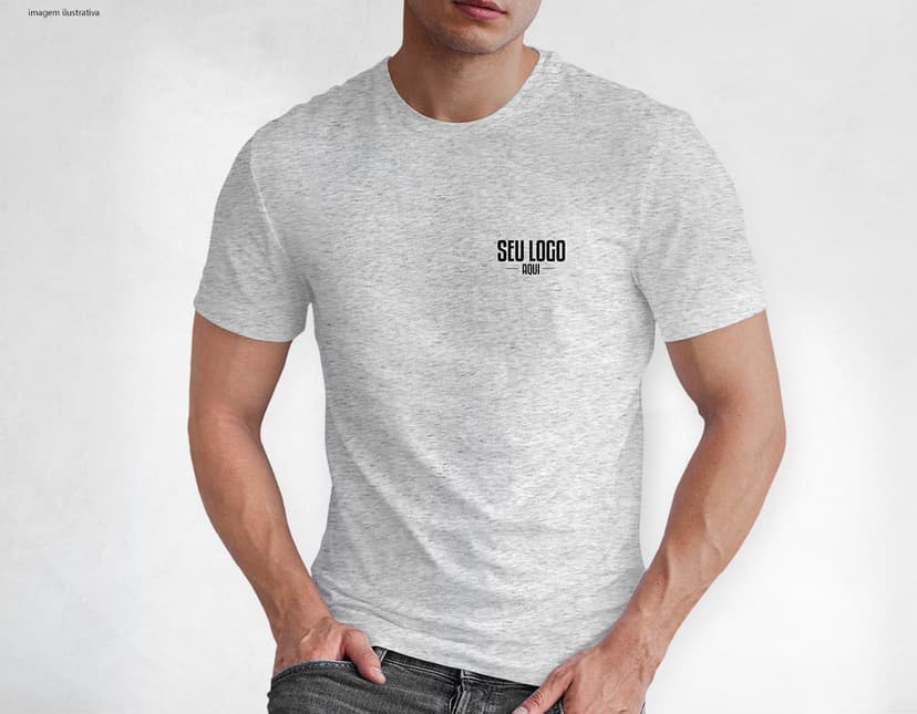 Homem jovem e atraente posando de maneira casual com uma camiseta de algodão tradicional. Ele está sorrindo e tem um sorriso feliz e confiante. O modelo está vestindo jeans e tem um visual moderno e descontraído.