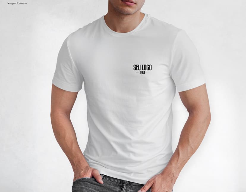 Homem jovem e atraente posando de maneira casual com uma camiseta de algodão tradicional. Ele está sorrindo e tem um sorriso feliz e confiante. O modelo está vestindo jeans e tem um visual moderno e descontraído.