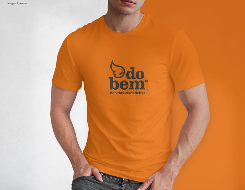Homem jovem e atraente posando de maneira casual com uma camiseta de algodão tradicional. Ele está sorrindo e tem um sorriso feliz e confiante. O modelo está vestindo jeans e tem um visual moderno e descontraído.