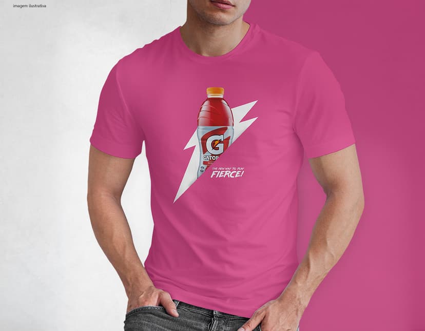 Homem jovem e atraente posando de maneira casual com uma camiseta de algodão tradicional. Ele está sorrindo e tem um sorriso feliz e confiante. O modelo está vestindo jeans e tem um visual moderno e descontraído.