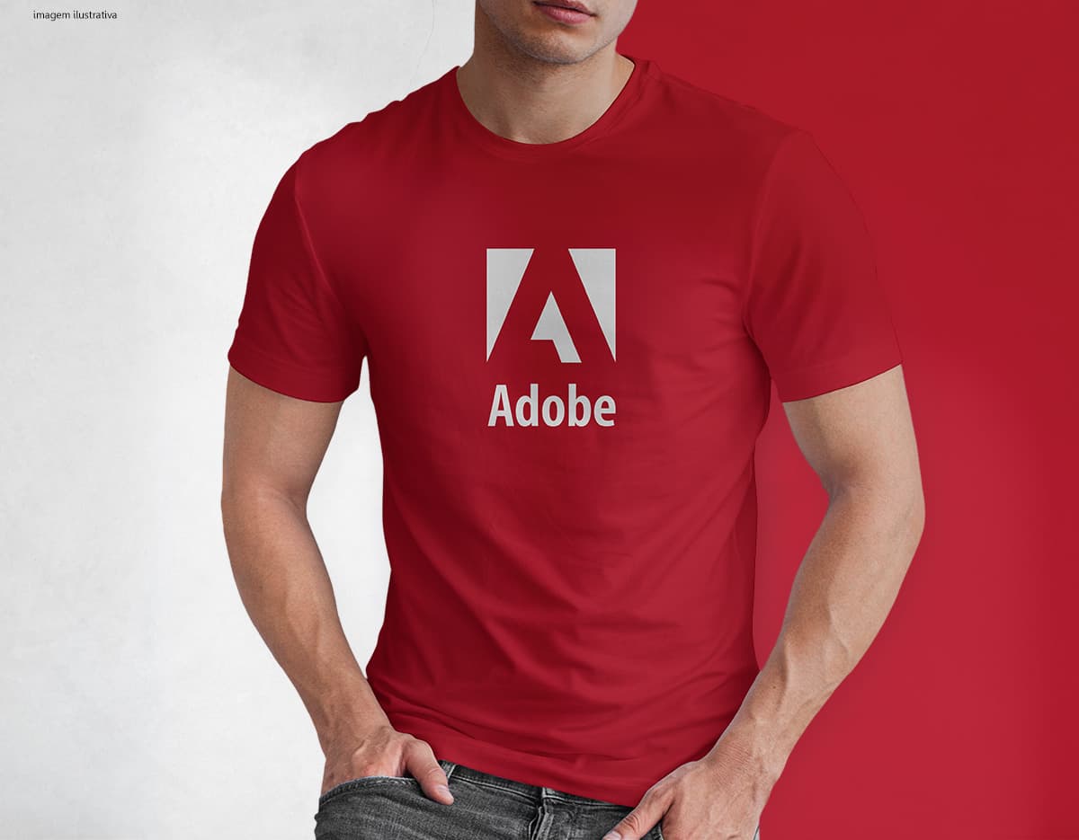 Homem jovem e atraente posando de maneira casual com uma camiseta de algodão tradicional. Ele está sorrindo e tem um sorriso feliz e confiante. O modelo está vestindo jeans e tem um visual moderno e descontraído.