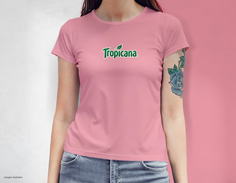 Camiseta feminina com uma garota atraente e sorridente, posando de forma casual em um estúdio. O modelo tem cabelos escuros e olhos expressivos, vestindo jeans. Ela transmite confiança e estilo.