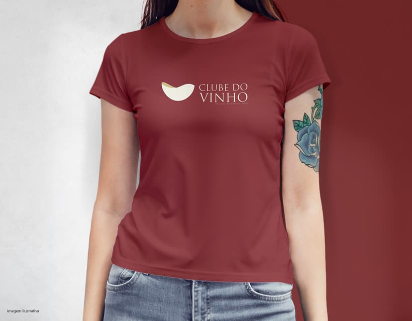 Camiseta feminina com uma garota atraente e sorridente, posando de forma casual em um estúdio. O modelo tem cabelos escuros e olhos expressivos, vestindo jeans. Ela transmite confiança e estilo.