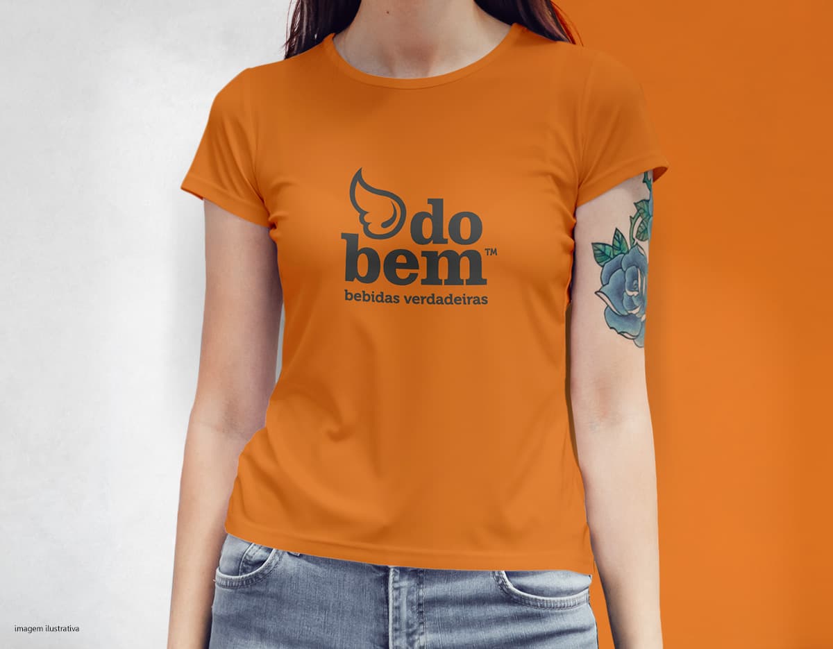 Camiseta feminina com uma garota atraente e sorridente, posando de forma casual em um estúdio. O modelo tem cabelos escuros e olhos expressivos, vestindo jeans. Ela transmite confiança e estilo.