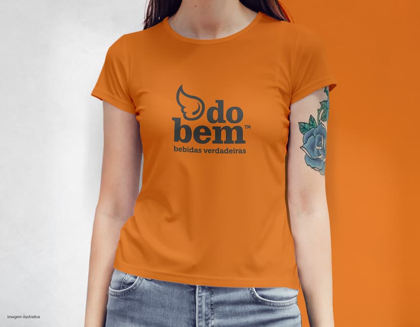 Camiseta feminina com uma garota atraente e sorridente, posando de forma casual em um estúdio. O modelo tem cabelos escuros e olhos expressivos, vestindo jeans. Ela transmite confiança e estilo.