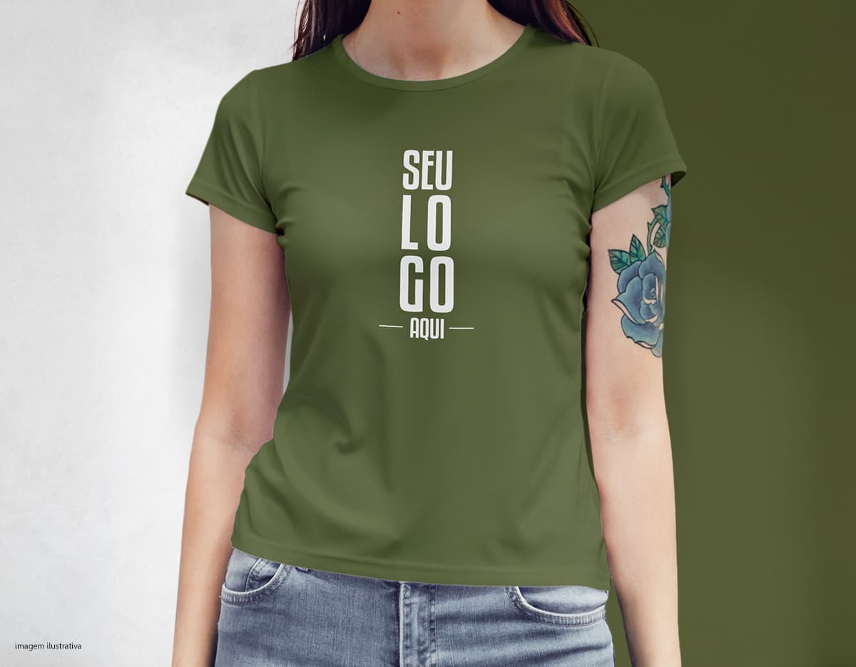 Camiseta feminina com uma garota atraente e sorridente, posando de forma casual em um estúdio. O modelo tem cabelos escuros e olhos expressivos, vestindo jeans. Ela transmite confiança e estilo.
