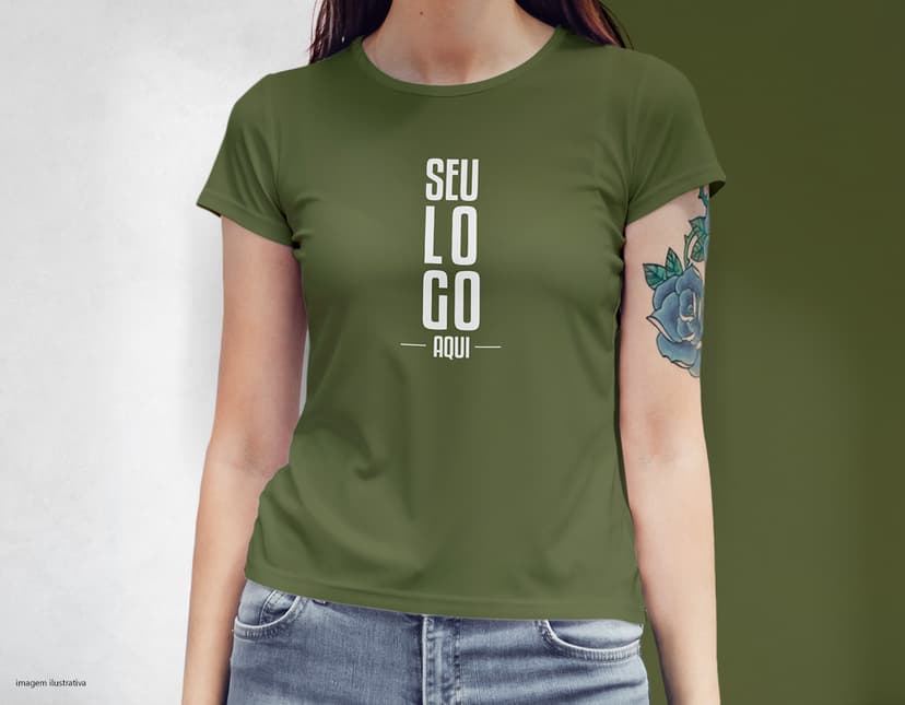 Camiseta feminina com uma garota atraente e sorridente, posando de forma casual em um estúdio. O modelo tem cabelos escuros e olhos expressivos, vestindo jeans. Ela transmite confiança e estilo.