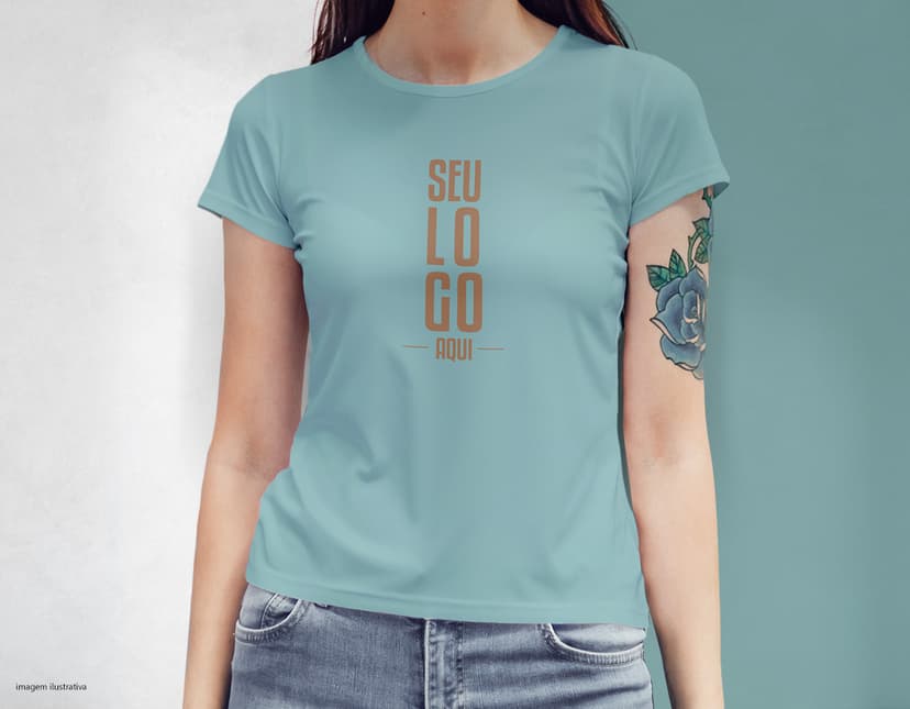 Camiseta feminina com uma garota atraente e sorridente, posando de forma casual em um estúdio. O modelo tem cabelos escuros e olhos expressivos, vestindo jeans. Ela transmite confiança e estilo.