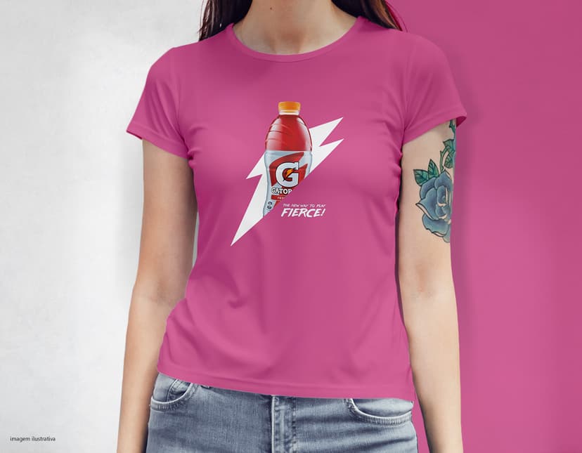 Camiseta feminina com uma garota atraente e sorridente, posando de forma casual em um estúdio. O modelo tem cabelos escuros e olhos expressivos, vestindo jeans. Ela transmite confiança e estilo.
