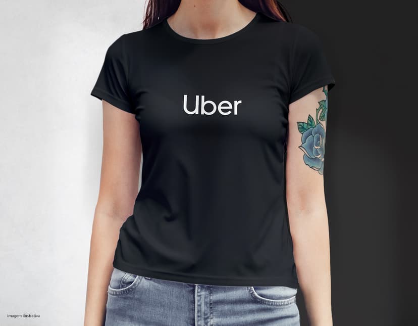 Camiseta feminina com uma garota atraente e sorridente, posando de forma casual em um estúdio. O modelo tem cabelos escuros e olhos expressivos, vestindo jeans. Ela transmite confiança e estilo.