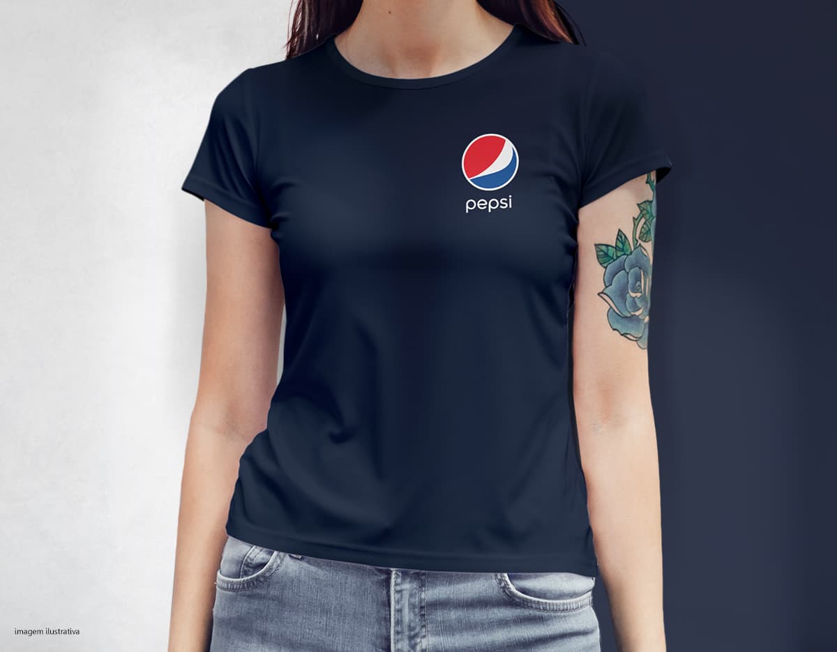 Camiseta feminina com uma garota atraente e sorridente, posando de forma casual em um estúdio. O modelo tem cabelos escuros e olhos expressivos, vestindo jeans. Ela transmite confiança e estilo.