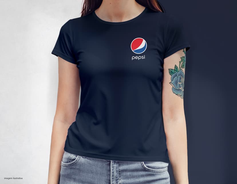 Camiseta feminina com uma garota atraente e sorridente, posando de forma casual em um estúdio. O modelo tem cabelos escuros e olhos expressivos, vestindo jeans. Ela transmite confiança e estilo.