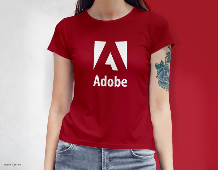 Camiseta feminina com uma garota atraente e sorridente, posando de forma casual em um estúdio. O modelo tem cabelos escuros e olhos expressivos, vestindo jeans. Ela transmite confiança e estilo.