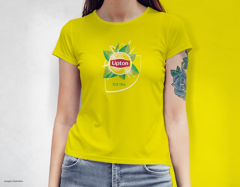 Camiseta feminina com uma garota atraente e sorridente, posando de forma casual em um estúdio. O modelo tem cabelos escuros e olhos expressivos, vestindo jeans. Ela transmite confiança e estilo.