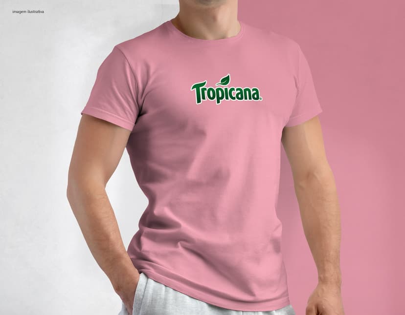 Homem jovem e atraente vestindo uma camiseta tradicional em poliéster preta, sorrindo feliz em um estúdio. Ele está posando casualmente, com um sorriso no rosto e um olhar confiante, demonstrando um estilo moderno e saudável.