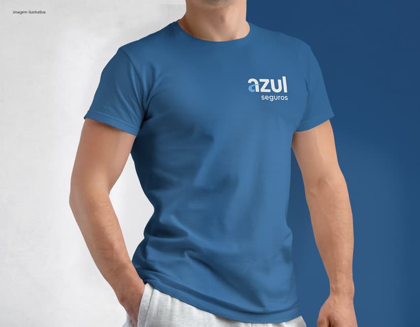 Homem jovem e atraente vestindo uma camiseta tradicional em poliéster preta, sorrindo feliz em um estúdio. Ele está posando casualmente, com um sorriso no rosto e um olhar confiante, demonstrando um estilo moderno e saudável.
