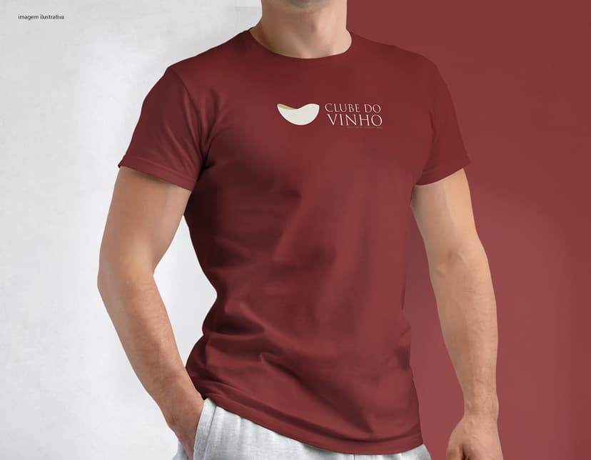 Homem jovem e atraente vestindo uma camiseta tradicional em poliéster preta, sorrindo feliz em um estúdio. Ele está posando casualmente, com um sorriso no rosto e um olhar confiante, demonstrando um estilo moderno e saudável.