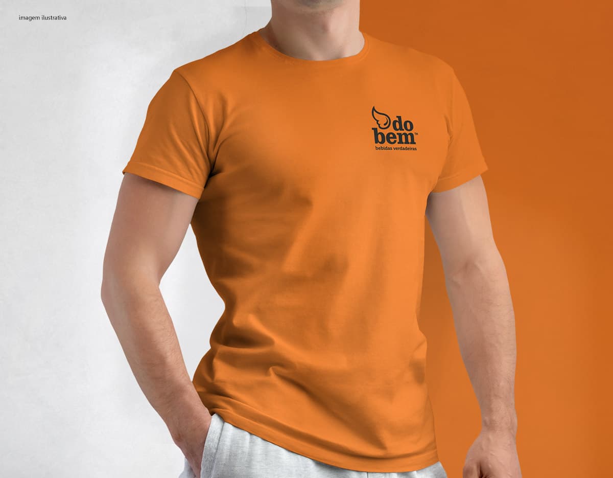 Homem jovem e atraente vestindo uma camiseta tradicional em poliéster preta, sorrindo feliz em um estúdio. Ele está posando casualmente, com um sorriso no rosto e um olhar confiante, demonstrando um estilo moderno e saudável.