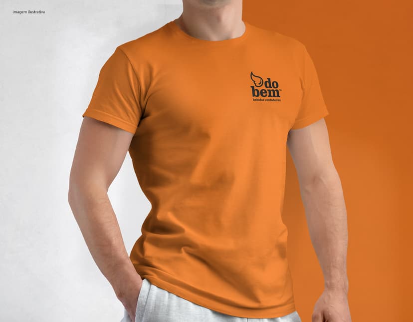 Homem jovem e atraente vestindo uma camiseta tradicional em poliéster preta, sorrindo feliz em um estúdio. Ele está posando casualmente, com um sorriso no rosto e um olhar confiante, demonstrando um estilo moderno e saudável.