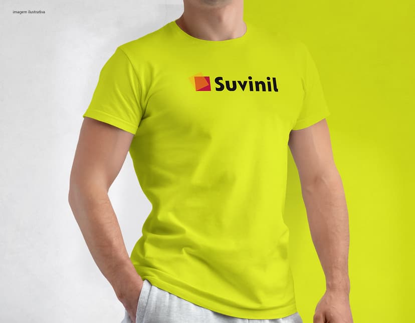 Homem jovem e atraente vestindo uma camiseta tradicional em poliéster preta, sorrindo feliz em um estúdio. Ele está posando casualmente, com um sorriso no rosto e um olhar confiante, demonstrando um estilo moderno e saudável.