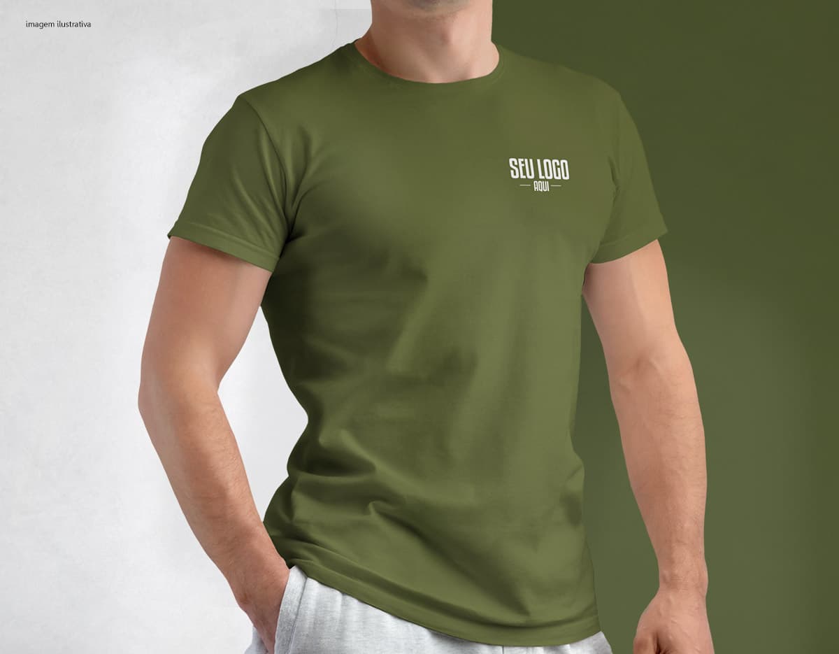 Homem jovem e atraente vestindo uma camiseta tradicional em poliéster preta, sorrindo feliz em um estúdio. Ele está posando casualmente, com um sorriso no rosto e um olhar confiante, demonstrando um estilo moderno e saudável.
