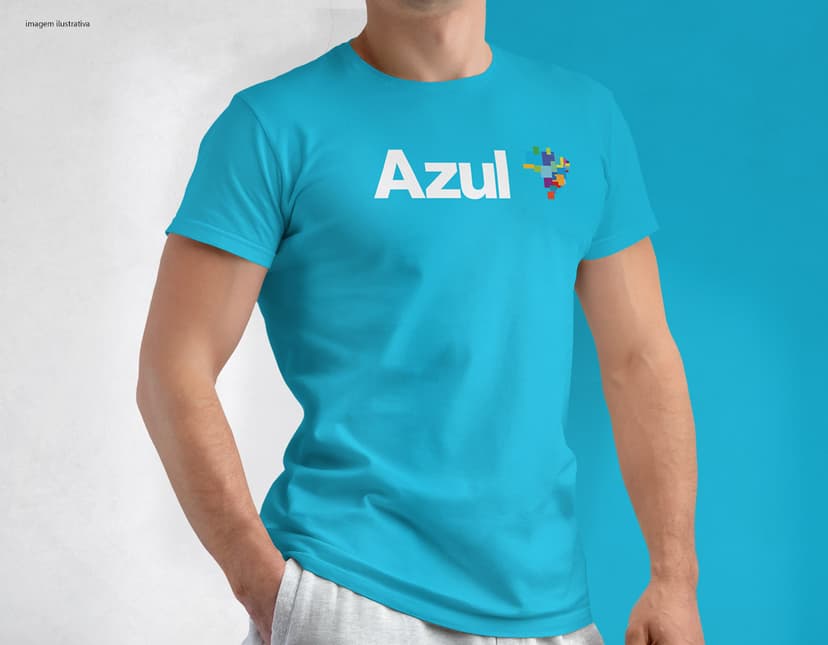 Homem jovem e atraente vestindo uma camiseta tradicional em poliéster preta, sorrindo feliz em um estúdio. Ele está posando casualmente, com um sorriso no rosto e um olhar confiante, demonstrando um estilo moderno e saudável.