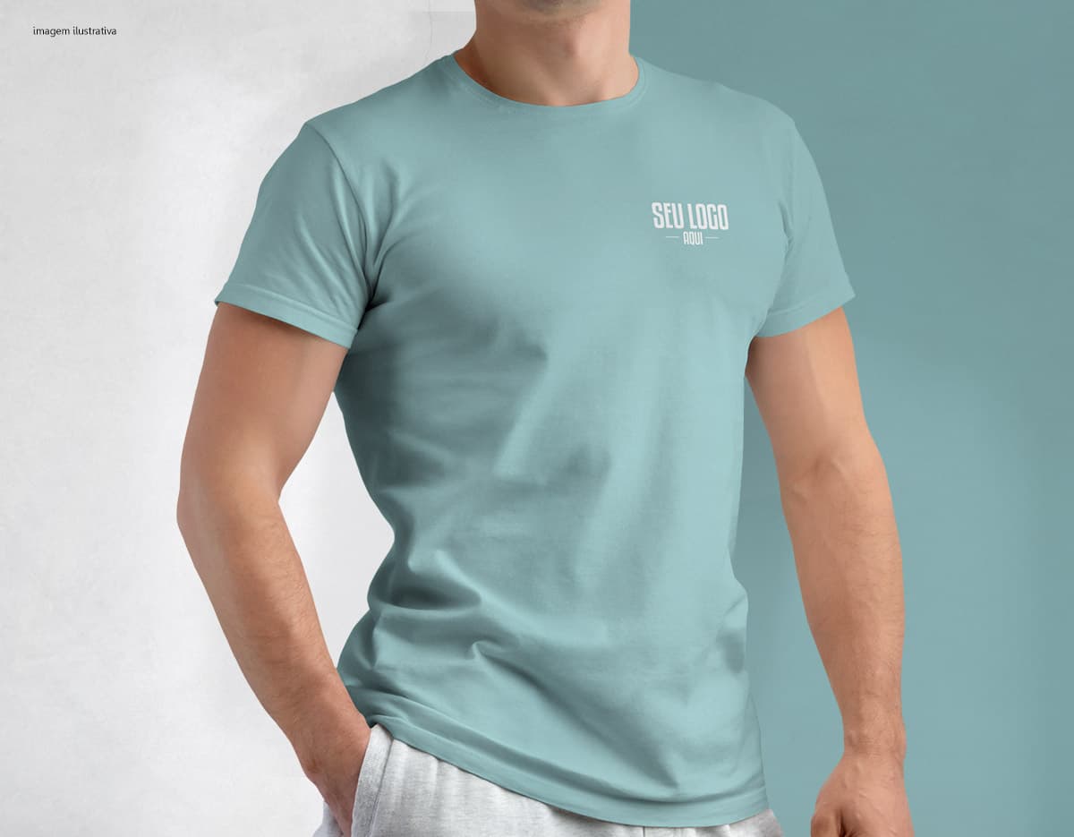 Homem jovem e atraente vestindo uma camiseta tradicional em poliéster preta, sorrindo feliz em um estúdio. Ele está posando casualmente, com um sorriso no rosto e um olhar confiante, demonstrando um estilo moderno e saudável.