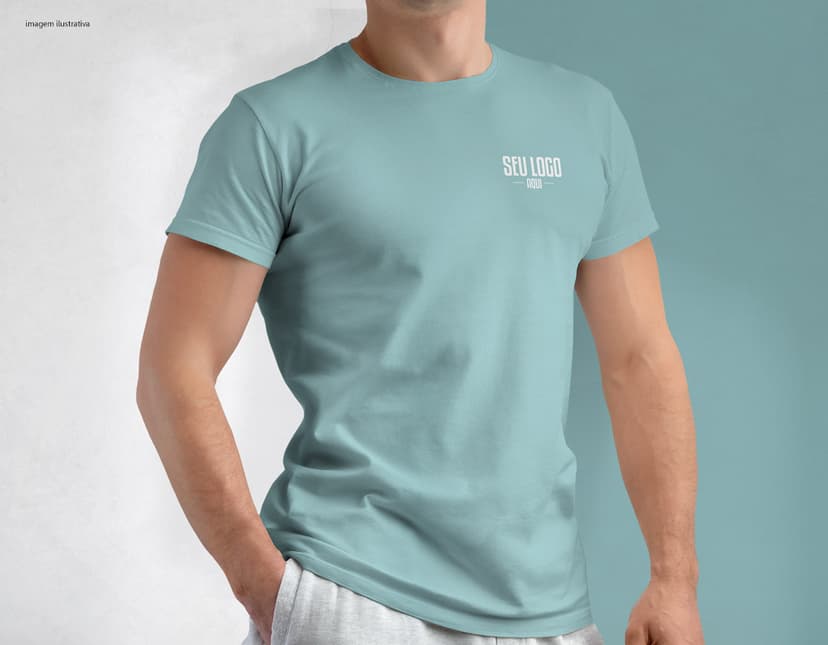 Homem jovem e atraente vestindo uma camiseta tradicional em poliéster preta, sorrindo feliz em um estúdio. Ele está posando casualmente, com um sorriso no rosto e um olhar confiante, demonstrando um estilo moderno e saudável.