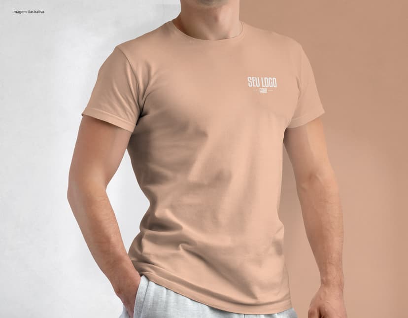 Homem jovem e atraente vestindo uma camiseta tradicional em poliéster preta, sorrindo feliz em um estúdio. Ele está posando casualmente, com um sorriso no rosto e um olhar confiante, demonstrando um estilo moderno e saudável.
