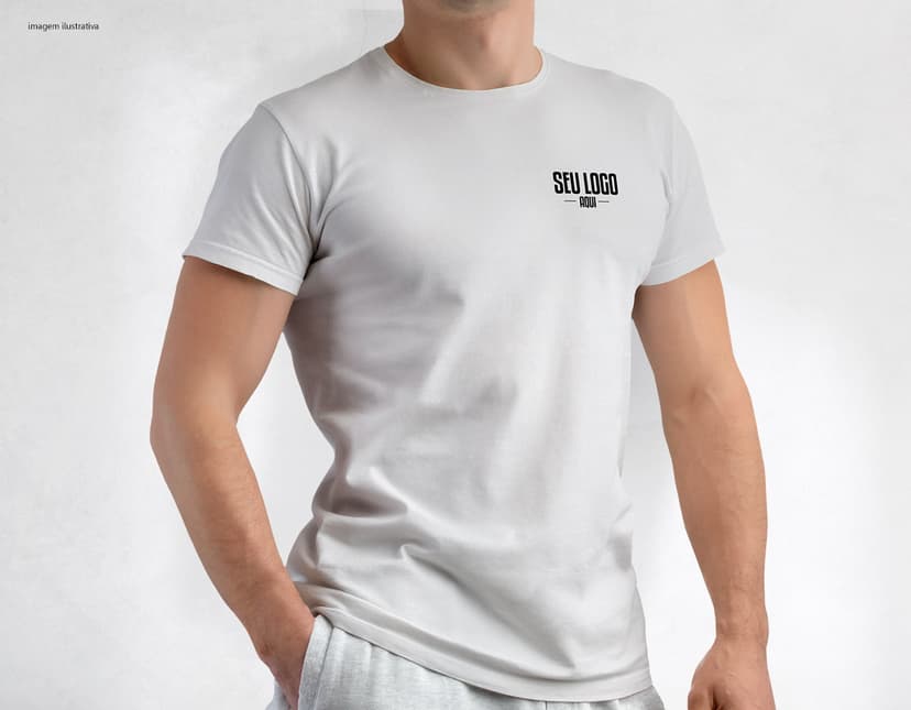 Homem jovem e atraente vestindo uma camiseta tradicional em poliéster preta, sorrindo feliz em um estúdio. Ele está posando casualmente, com um sorriso no rosto e um olhar confiante, demonstrando um estilo moderno e saudável.