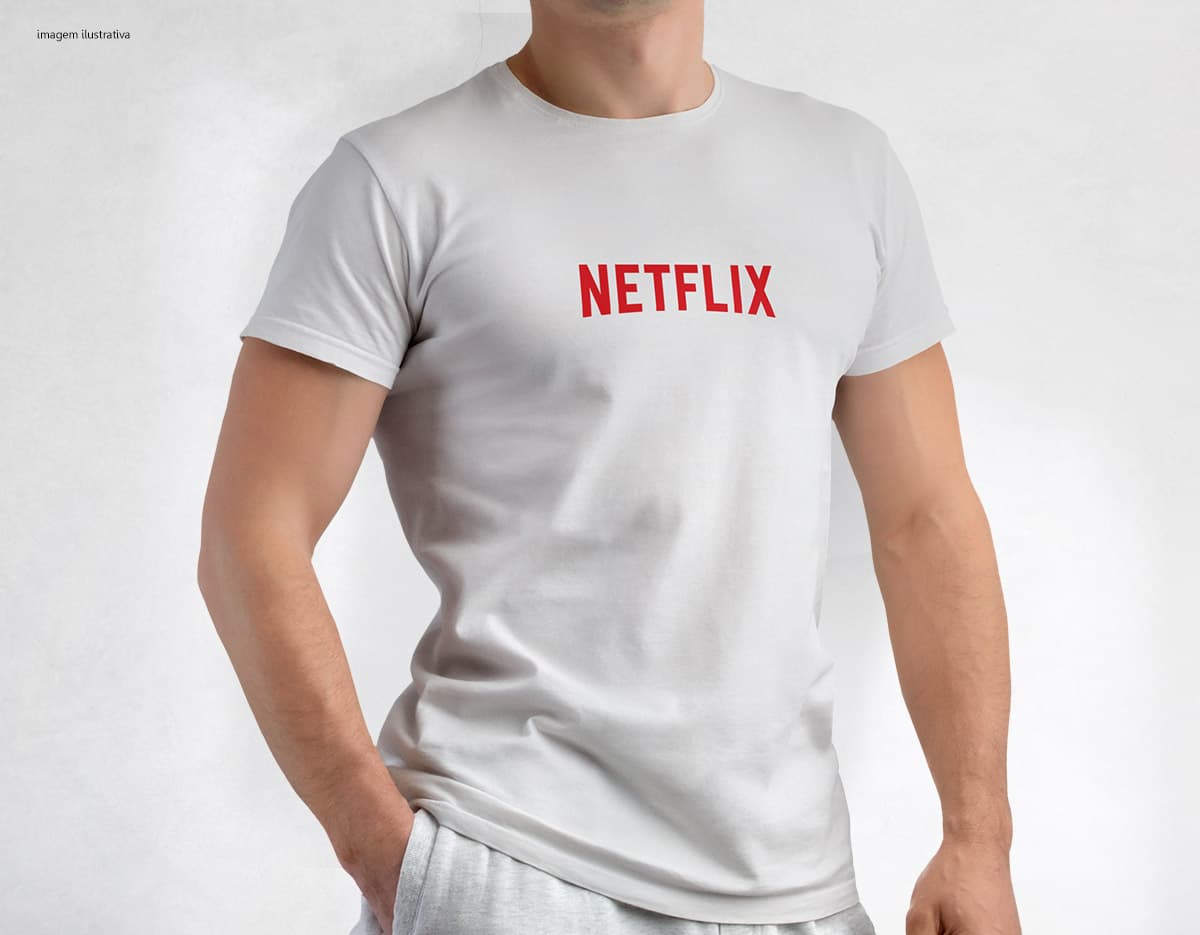 Homem jovem e atraente vestindo uma camiseta tradicional em poliéster preta, sorrindo feliz em um estúdio. Ele está posando casualmente, com um sorriso no rosto e um olhar confiante, demonstrando um estilo moderno e saudável.