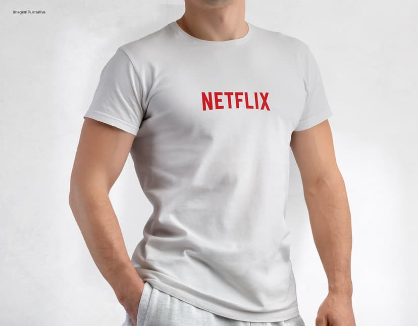 Homem jovem e atraente vestindo uma camiseta tradicional em poliéster preta, sorrindo feliz em um estúdio. Ele está posando casualmente, com um sorriso no rosto e um olhar confiante, demonstrando um estilo moderno e saudável.