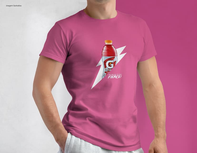 Homem jovem e atraente vestindo uma camiseta tradicional em poliéster preta, sorrindo feliz em um estúdio. Ele está posando casualmente, com um sorriso no rosto e um olhar confiante, demonstrando um estilo moderno e saudável.