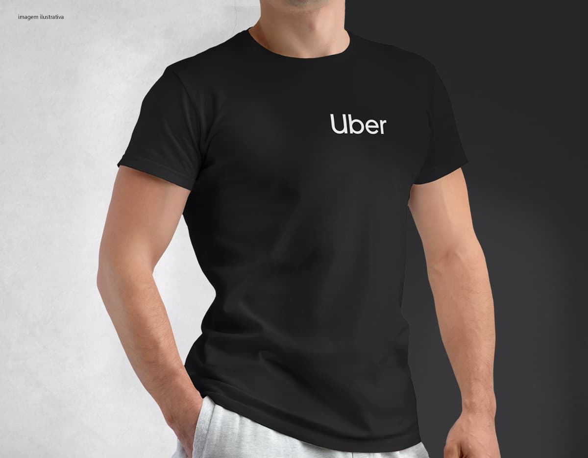 Homem jovem e atraente vestindo uma camiseta tradicional em poliéster preta, sorrindo feliz em um estúdio. Ele está posando casualmente, com um sorriso no rosto e um olhar confiante, demonstrando um estilo moderno e saudável.