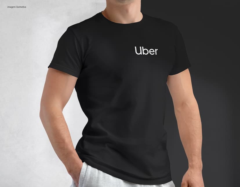 Homem jovem e atraente vestindo uma camiseta tradicional em poliéster preta, sorrindo feliz em um estúdio. Ele está posando casualmente, com um sorriso no rosto e um olhar confiante, demonstrando um estilo moderno e saudável.