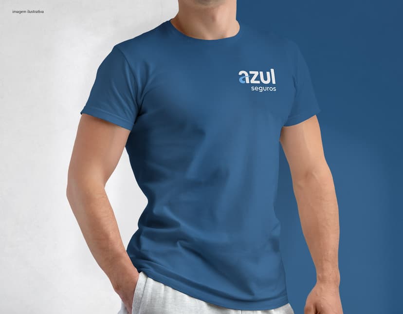 Homem jovem e atraente vestindo uma camiseta tradicional em poliéster preta, sorrindo feliz em um estúdio. Ele está posando casualmente, com um sorriso no rosto e um olhar confiante, demonstrando um estilo moderno e saudável.