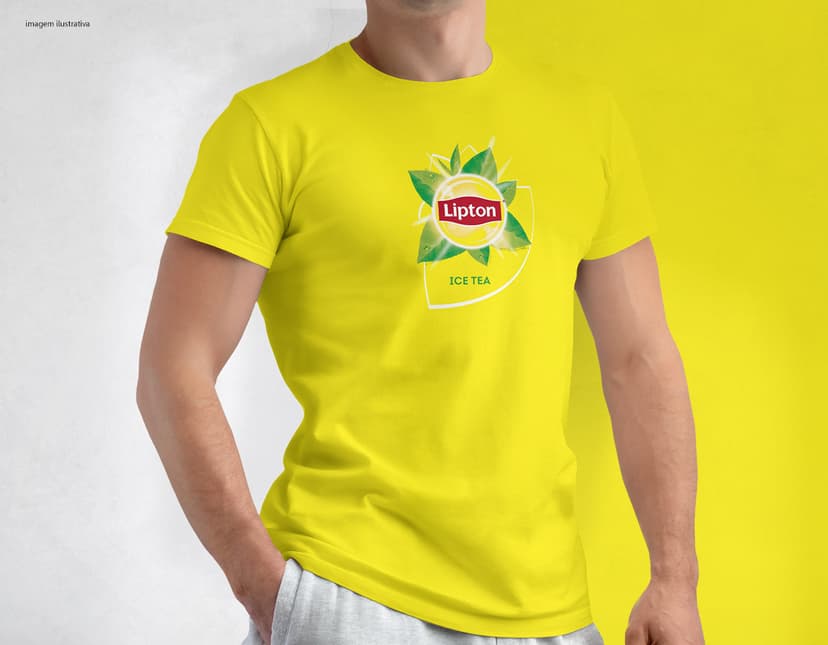 Homem jovem e atraente vestindo uma camiseta tradicional em poliéster preta, sorrindo feliz em um estúdio. Ele está posando casualmente, com um sorriso no rosto e um olhar confiante, demonstrando um estilo moderno e saudável.